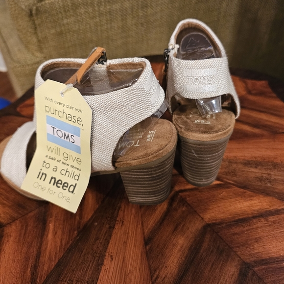 Toms - Picture 3 of 3